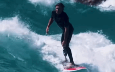 Ο Kai έχασε το πόδι του από καρχαρία και 18 μήνες αργότερα κάνει πάλι σερφ